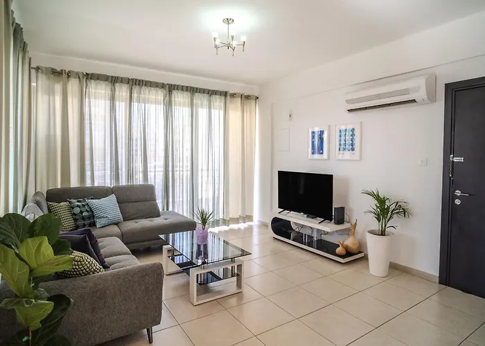 דירה Elegant & Two Bedroom Flat לרנקה