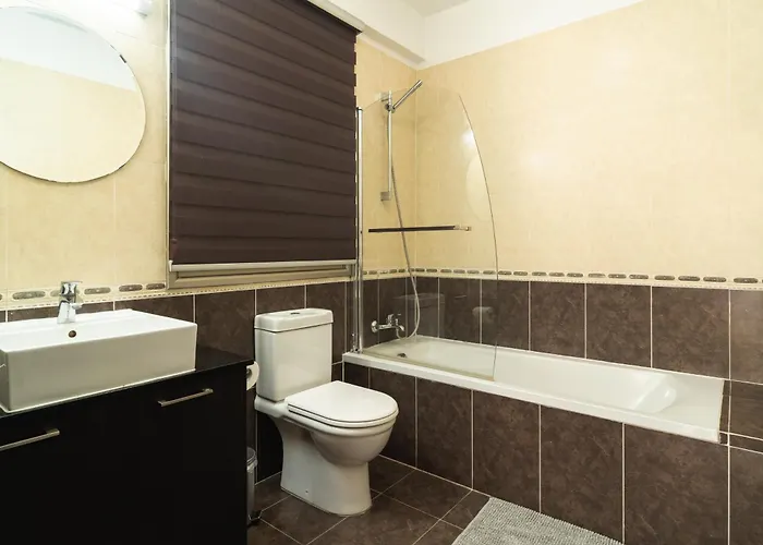Elegant & Two Bedroom Flat דירה לרנקה