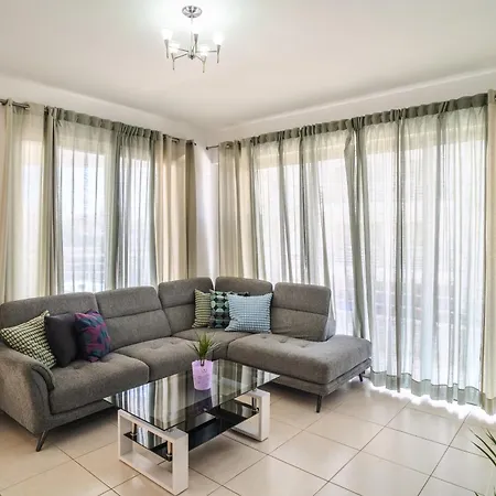 Elegant & Two Bedroom Flat 아파트 라르나카
