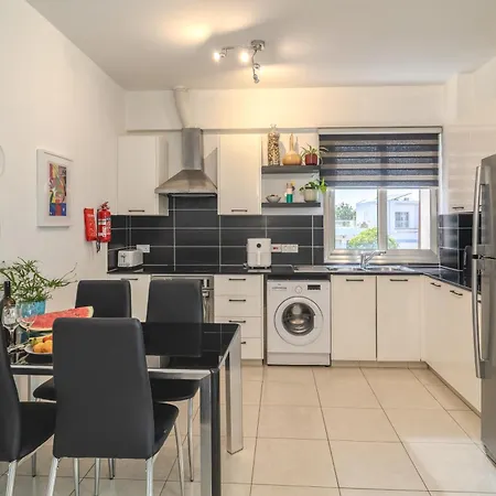 דירה Elegant 2Bdr Flat, 8 Min Walk From Finikoudes Beach *