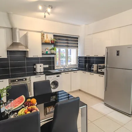 Elegant 2Bdr Flat, 8 Min Walk From Finikoudes Beach