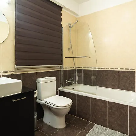 Elegant & Two Bedroom Flat דירה לרנקה