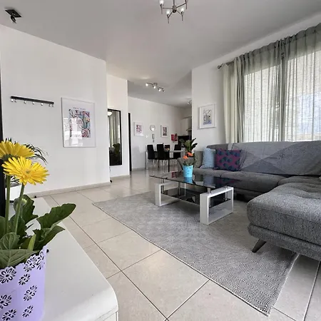 Elegant 2bdr Flat, 8 Min Walk From Finikoudes Apartamento Lárnaca